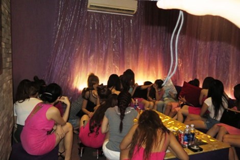 C&aacute;c nữ tiếp vi&ecirc;n bị bắt quả tang trong qu&aacute;n karaoke tr&aacute; h&igrave;nh tại Tp.HCM