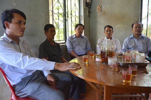 L&atilde;nh đạo x&atilde; B&igrave;nh Ch&acirc;u đến chia buồn v&agrave; động vi&ecirc;n gia đ&igrave;nh ngư d&acirc;n Trương Văn Bảy