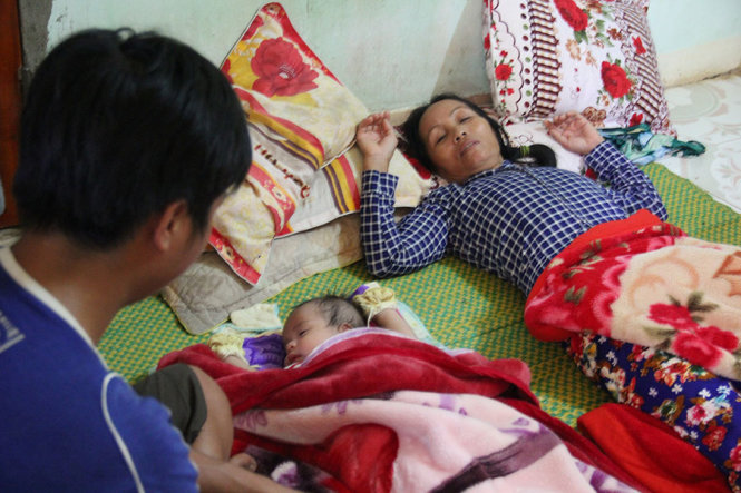 Vợ ngư d&acirc;n Trương Văn Bảy ngất l&ecirc;n ngất xuống khi hay tin dữ từ Trường Sa