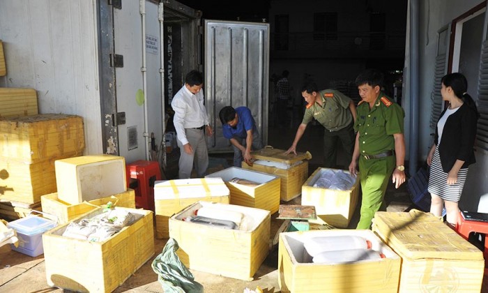 Đo&agrave;n kiểm tra li&ecirc;n ng&agrave;nh đang l&agrave;m việc tại cơ sở kem tươi T&acirc;n H&ograve;a B&igrave;nh