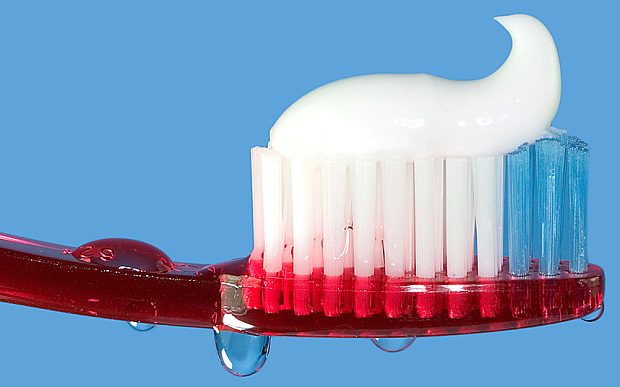 Kem đánh răng g&acirc;y ung thư do chứa ch&acirc;́t triclosan đ&ocirc;̣c hại