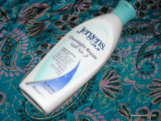 Jergens Daily Moisture l&agrave; loại kem dưỡng ẩm cho da kh&ocirc; m&ugrave;a đ&ocirc;ng dịu nhẹ, th&iacute;ch hợp sử dụng h&agrave;ng ng&agrave;y