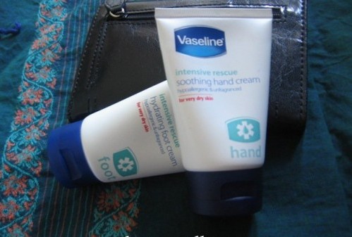 Kem dưỡng ẩm cho da kh&ocirc; m&ugrave;a đ&ocirc;ng của Vaseline với tinh chất hoa c&uacute;c v&agrave; hương thơm dịu d&agrave;ng