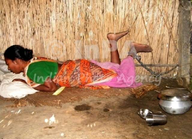 Con g&aacute;i &ocirc;ng Vasantbhai Rathwa bị x&iacute;ch như động vật sau khi từ chối kết h&ocirc;n với người c&ocirc; kh&ocirc;ng y&ecirc;u 