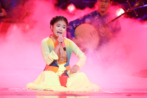 Trong đêm chung kết, cô bé nhà nông gây bất ngờ khi thể hiện ca khúc Cô Đôi thượng ngàn thuộc thể loại chầu văn. Đây là một thử thách không hề nhỏ mà huấn luyện viên (HLV) Cẩm Ly dành cho cô học trò nhỏ của mình. Tuy nhiên, với sự hỗ trợ từ các nghệ sĩ lớn tuổi cùng với giọng ca trong, cao vốn có, Thiện Nhân đã hoàn thành khá tốt phần thi của mình với những đoạn phiêu như “lên đồng”