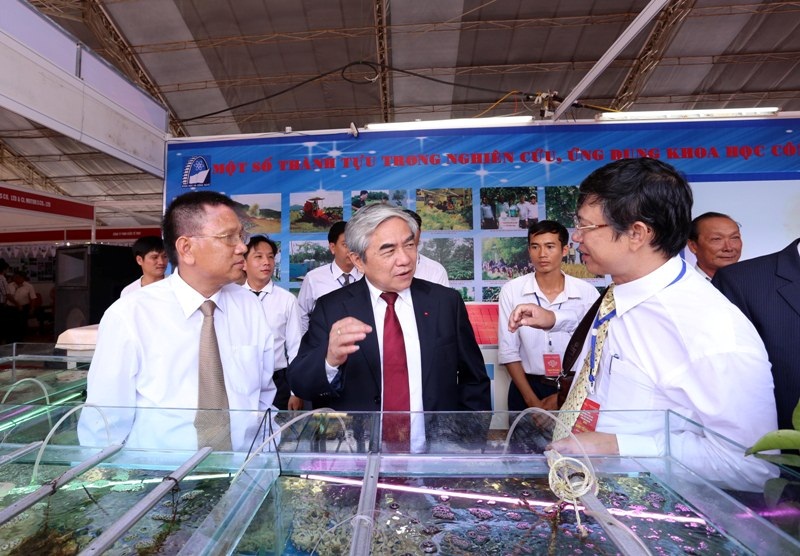 Bộ trưởng Nguyễn Qu&acirc;n đi thăm c&aacute;c gian h&agrave;ng trong tr&igrave;nh diễn kết nối cung cầu