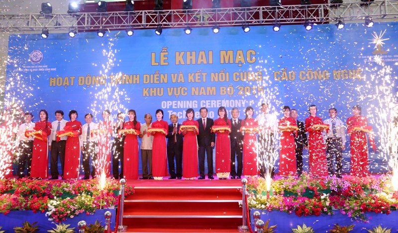 Cắt băng khai mạc triển l&atilde;m kết nối cung cầu 2015