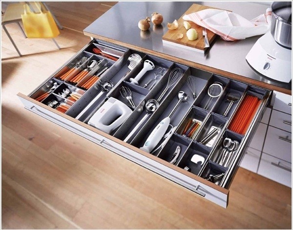 Tận dụng khay đựng ngăn k&eacute;o l&agrave; lựa chọn hợp l&yacute; sắp xếp đồ đạc trong bếp 