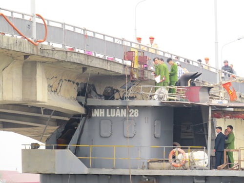 T&agrave;u Th&agrave;nh Lu&acirc;n 28 đ&acirc;m v&agrave;o dầm cầu An Th&aacute;i