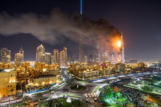 Si&ecirc;u kh&aacute;ch sạn Dubai bốc ch&aacute;y như đuốc sống trong đ&ecirc;m Giao thừa