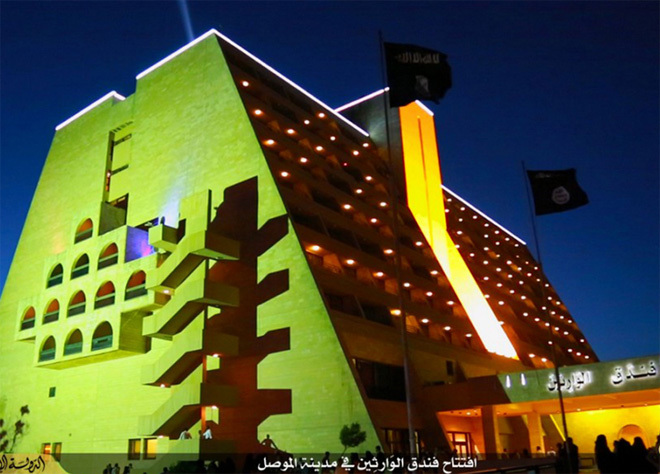 Khách sạn của khủng bố IS tọa lạc tại Mosul, miền bắc Iraq. Nó vốn là Khách sạn quốc tế Ninawa mà tổ chức khủng bố chiếm giữ hồi tháng 6/2014 sau khi giành quyền kiểm soát thành phố. Với giá 100 USD/đêm, đây là nơi nghỉ ngơi, thư giãn cho các thủ lĩnh của IS sau khi từ chiến trường trở về