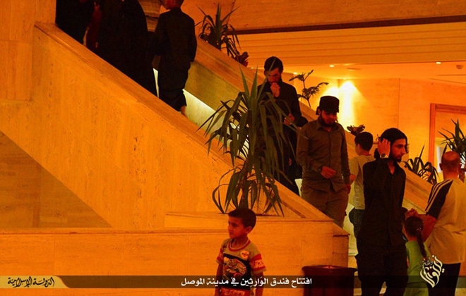 Khách sạn hoạt động theo luật sharia nghiêm khắc, cấm đánh bạc, hút thuốc và khiêu vũ. Nếu vi phạm, khách có thể phải đối mặt với nhiều hình phạt như bị đánh bằng roi, bị chặt tay, chân hoặc thậm chí hành quyết