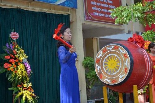 Ngay khi bước vào buổi lễ, hiệu trưởng các trường sẽ đánh trống khai mạc lễ khai giảng bắt đầu năm học mới. Ảnh Tiền Phong