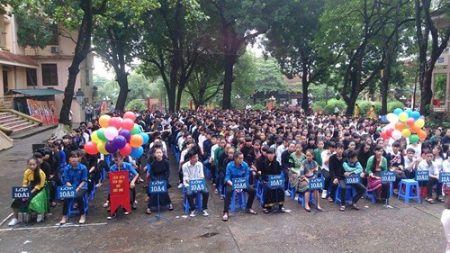 Trong buổi lễ khai giảng năm học mới, nhà trường cần chú trọng tổ chức việc đón học sinh đầu cấp, chào cờ, hát Quốc ca, đọc thư của Chủ tịch nước và các hoạt động tập thể (văn hóa, văn nghệ, thể thao, trò chơi dân gian…). Ảnh Tiền Phong