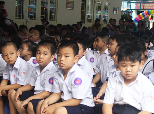 Thời gian tổ chức lễ khai giảng năm nay được gói gọn trong khoảng 1 - 1,5 tiếng đồng hồ, bao gồm cả phần lễ và phần hội để học sinh cảm thấy vui tươi, phấn khởi mà không nặng nề về lễ nghi, hình thức. Ảnh VnExpress
