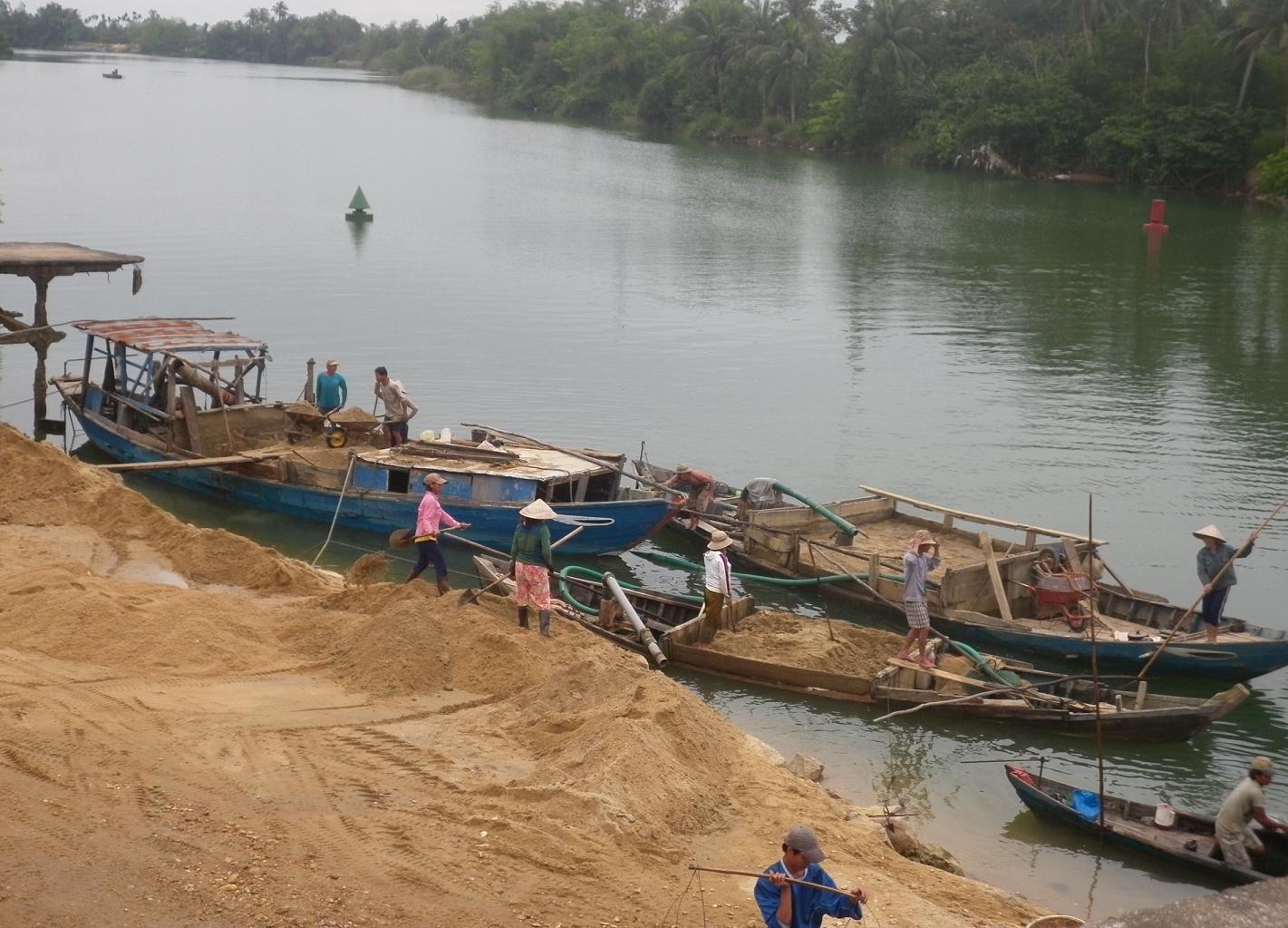 Nạn khai th&aacute;c c&aacute;t tr&aacute;i ph&eacute;p đang ho&agrave;nh h&agrave;nh ở nhiều địa phương, g&acirc;y bất b&igrave;nh trong x&atilde; hội