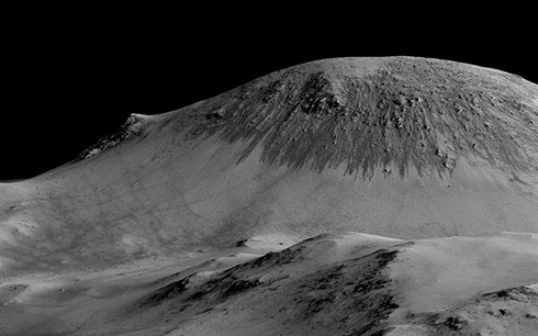 Trong qu&aacute; tr&igrave;nh t&igrave;m kiếm sự sống tr&ecirc;n sao Hỏa, NASA đ&atilde; ph&aacute;t hiện c&aacute;c vệt đen d&agrave;i 100m l&agrave; những d&ograve;ng nước chảy