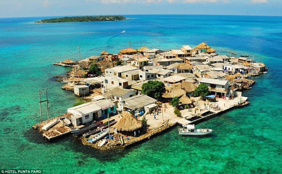 Santa Cruz del Islote là hòn đảo nằm trên biển Caribbean, khu vực ngoài khơi Colombia, bắt đầu có người tới sống từ 150 năm trước. Hiện tại, trên đảo không có bác sĩ. Điện thường xuyên bị cắt 5 tiếng mỗi ngày.Trên đảo không có hệ thống cấp nước hay cống rãnh. Nước ngọt được Hải quân Colombia cung cấp 3 tuần một lần. Santa Cruz del Islote thuộc quần đảo San Bernardo, cách Cartagena, Colombia 2 giờ di chuyển. Những cư dân đầu tiên tới đây từ thị trấn biển Baru, cách đó 50 km.