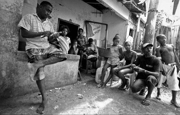Kh&aacute;m ph&aacute; thế giới, người d&acirc;n ở đảo c&oacute; cuộc sống vui vẻ v&agrave; gần gũi với nhau