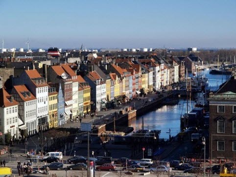 Copenhagen l&agrave; th&agrave;nh phố b&igrave;nh y&ecirc;n v&agrave; hiện đại được nhiều người biết đến