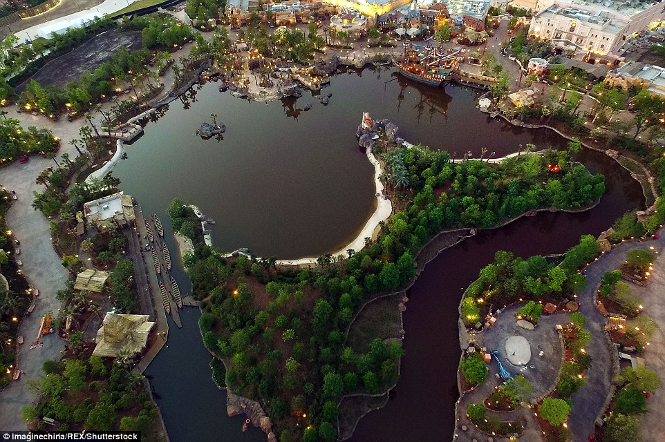 Disney Land phiên bản Trung được coi như một thế giới thu nhỏ với  đầy đủ các loại hình và trò chơi như: khách sạn, nhà hàng, rạp chiếu phim, hồ nước nhân tạo. 
