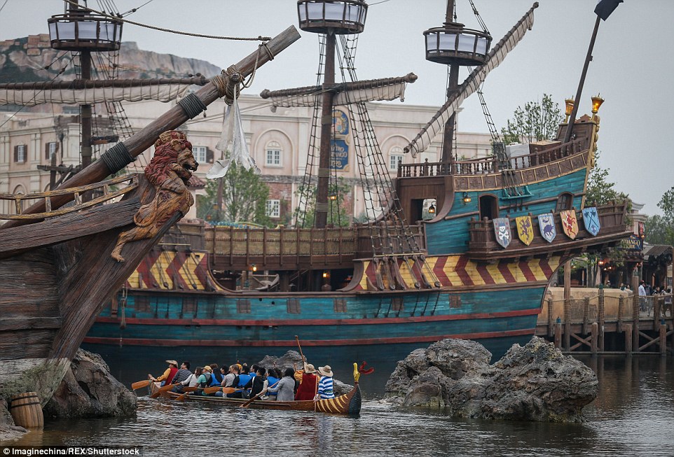 Đến với Disney Land phiên bản Trung Quốc du khách sẽ được khám phá theo những chủ đều khác nhau như: Chơi những trò chơi hiện đại nhất hiện nay trên thế giới, ngỡ ngàng trước nhân vật hoạt hình ngoài đời thực, thưởng thức ẩm thực Trung Quốc, hay du thuyền khám phá thế giới hoạt hình ngoài đời thực. 