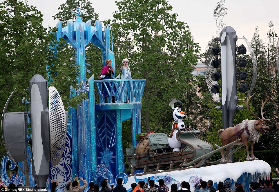 Đến với Disney Land phiên bản Trung Quốc du khách sẽ được khám phá theo những chủ đều khác nhau như: Chơi những trò chơi hiện đại nhất hiện nay trên thế giới, ngỡ ngàng trước nhân vật hoạt hình ngoài đời thực, thưởng thức ẩm thực Trung Quốc, hay du thuyền khám phá thế giới hoạt hình ngoài đời thực. 