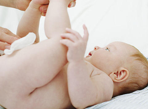 Khăn giấy ướt cũng chứa nhiều hiểm họa đối với trẻ sơ sinh