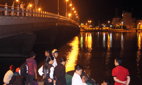 Khu vực nơi 3 thanh ni&ecirc;n rơi xuống nước