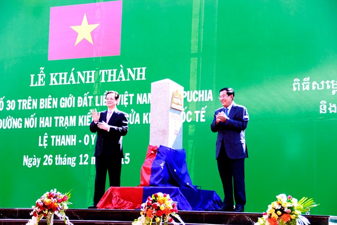 Thủ tướng Nguyễn Tấn Dũng v&agrave; Thủ tướng Campuchia Hunsen l&agrave;m thủ tục kh&aacute;nh th&agrave;nh cột mốc bi&ecirc;n giới số 30