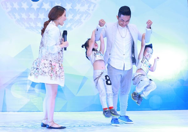 Mặc d&ugrave; bầu b&iacute; nhưng Kh&aacute;nh Thi vẫn rất nhiệt t&igrave;nh khi c&ugrave;ng Phan Hiển l&ecirc;n s&acirc;n khấu giao lưu c&ugrave;ng c&aacute;c th&iacute; sinh nh&iacute; 