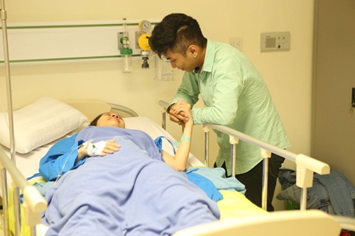 Phan Hiển lu&ocirc;n kề b&ecirc;n Kh&aacute;nh Thi &acirc;n cần chăm s&oacute;c