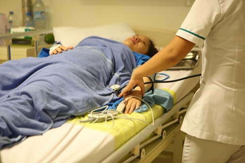 Kh&aacute;nh Thi trong ph&ograve;ng hồi sức sau sinh