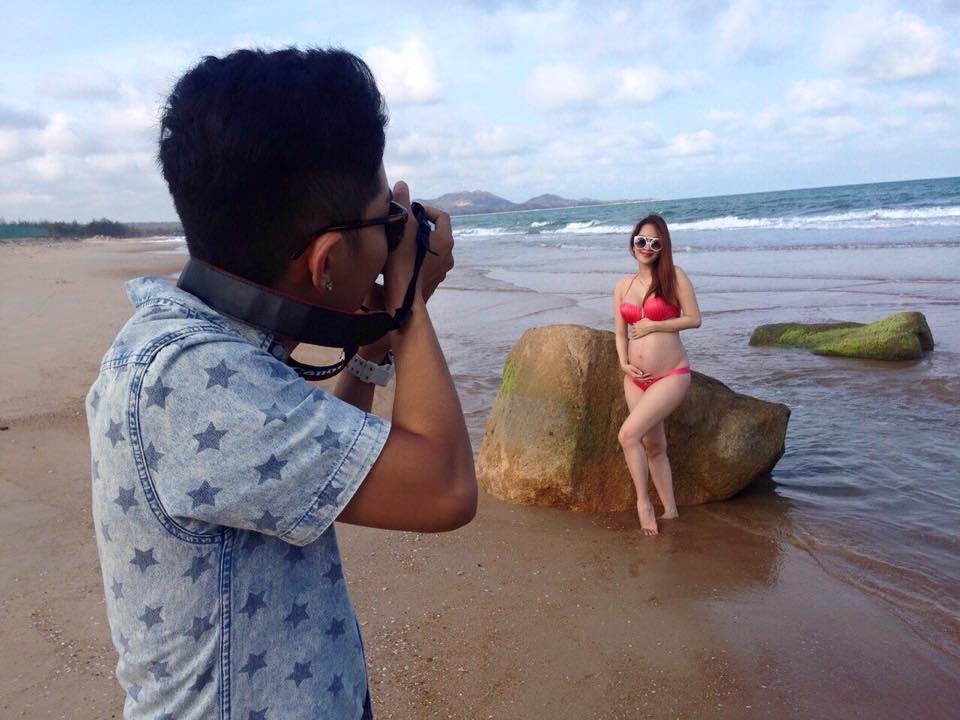 'B&agrave; bầu' Kh&aacute;nh Thi diện bikini tự tin tạo d&aacute;ng l&agrave;m 'mẫu ảnh' cho Phan Hiển