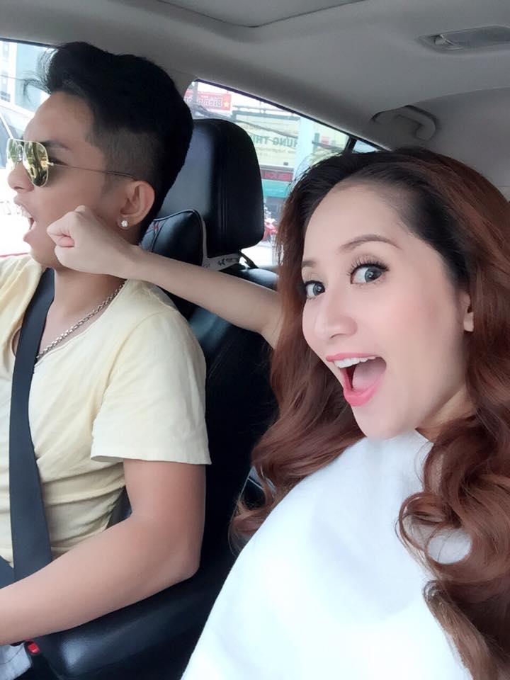 Kh&aacute;nh Thi thường xuy&ecirc;n chia sẻ những h&igrave;nh ảnh t&igrave;nh cảm, th&acirc;n thiết b&ecirc;n &lsquo;chồng tin đồn&rsquo; Phan Hiển