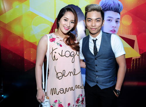 Khánh Thi và Phan Hiển tay trong tay xuất hiện trong lễ ra mắt chương trình Vietnam Top Hits tối 16/9 Khánh Thi và Phan Hiển tay trong tay xuất hiện trong lễ ra mắt chương trình Vietnam Top Hits tối 16/9