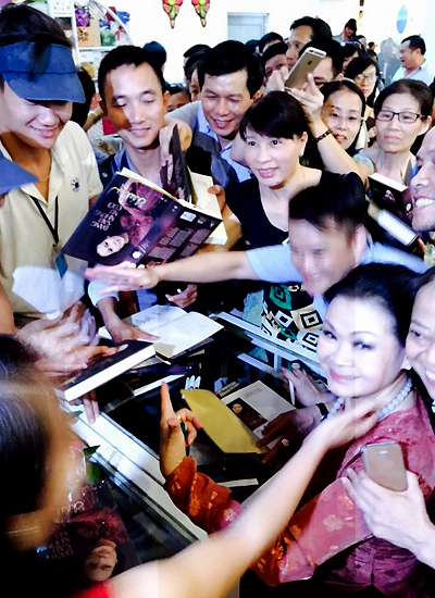 Nữ danh ca Khánh Ly đã có cuộc giao lưu thân tình với độc giả Huế Nữ danh ca Khánh Ly đã có cuộc giao lưu thân tình với độc giả Huế