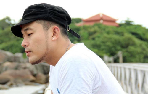 Kh&aacute;nh B&igrave;nh h&aacute;t giả g&aacute;i c&oacute; quan hệ đồng giới?