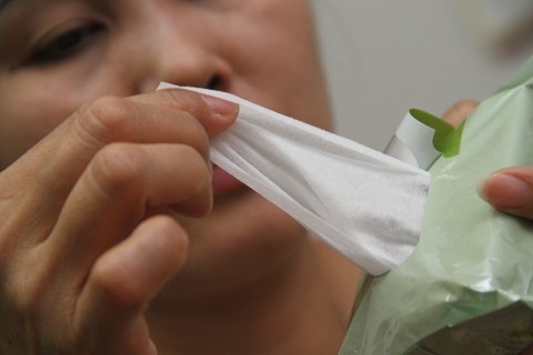 Phụ huynh vẫn v&ocirc; tư sử dụng khăn ướt cho trẻ