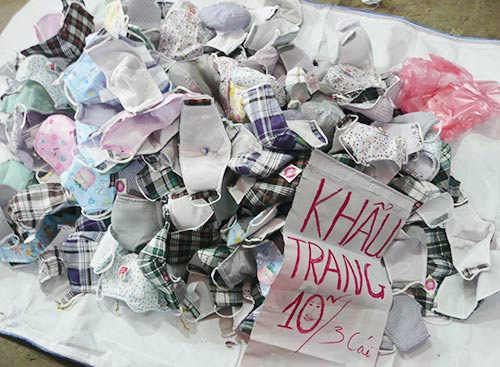 Khẩu trang vỉa h&egrave; lan tr&agrave;n tr&ecirc;n đường phố