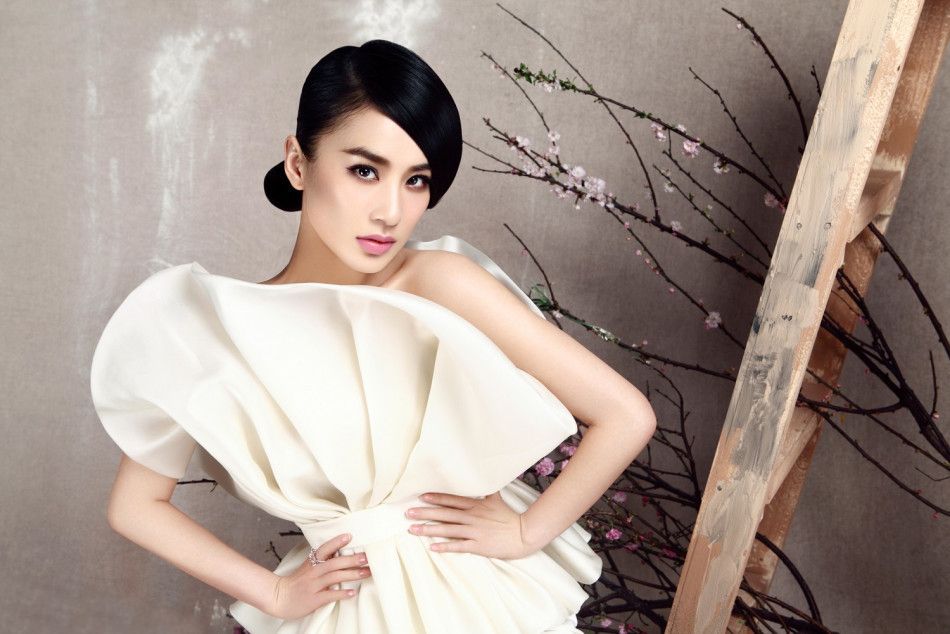 Tuy nhiên nhiều ý kiến người hâm mộ lại cho rằng, gương mặt của búp bê quá non nớt và thuần khiết, không giống với Huỳnh Thánh Y ở ngoài đời.