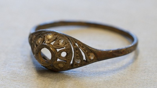 Chiếc nhẫn được l&agrave;m bằng v&agrave;ng 583, sản xuất ở Ba Lan những năm 1920. Ảnh: Auschwitz Museum