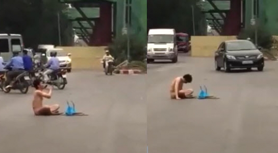 Người đ&agrave;n &ocirc;ng khỏa th&acirc;n 'cầu mưa' giữa đường H&agrave; Nội