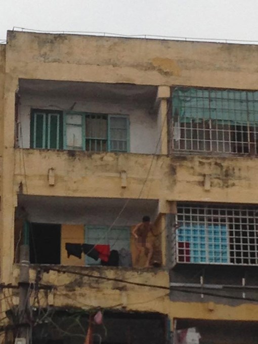 Thanh ni&ecirc;n ng&aacute;o đ&aacute; khỏa th&acirc;n g&acirc;y n&aacute;o loạn khu tập thể