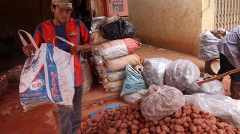 Khoai t&acirc;y Trung Quốc nhuộm đất đỏ Đ&agrave; Lạt được đem ti&ecirc;u thụ ở khắp nơi