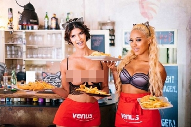 Nữ diễn vi&ecirc;n Micaela Schafer (phải), 32 tuổi, v&agrave; người mẫu tạp ch&iacute; Playboy Sarah Joelle (tr&aacute;i), 26 tuổi, được mời l&agrave;m bồi b&agrave;n trong tuần lễ n&agrave;y. Ảnh: Photoshot