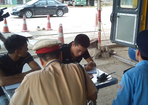 Đặng Văn Hiếu l&agrave;m việc với cơ quan chức năng (&aacute;o đen b&ecirc;n tay phải)