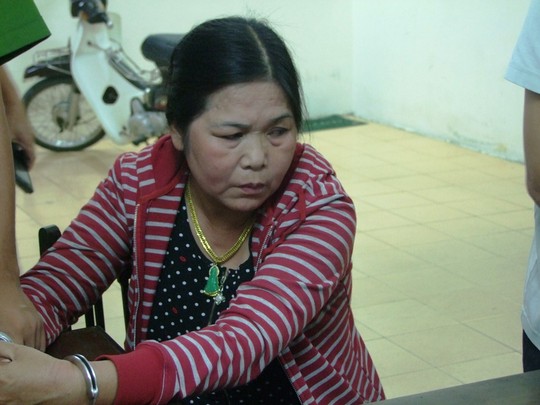 Nguyễn Thị B&iacute;ch Hồng bị cơ quan chức năng bắt quả tang t&agrave;ng trữ, vận chuyển 999 vi&ecirc;n ma t&uacute;y tổng hợp