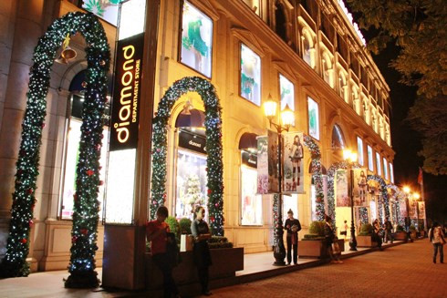 Diamon Plaza tại trung tâm TP.HCM được trang trí rực rỡ trong đêm Giáng sinh 