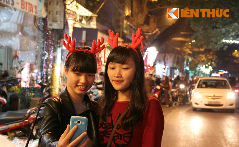 Nam thanh, nữ tú cùng nhau đổ lên những con phố tại Hà Nội chụp ảnh kỉ niệm 